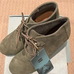 NWT Tom’s Kayla Dusty Olive Suede wedges size 9